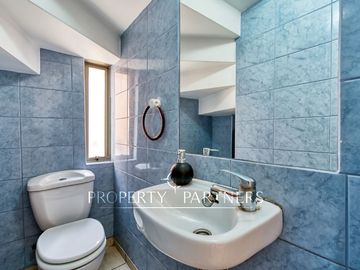 Venta de amplia casa con 4D 3B en 3 pisos, Peñalolén