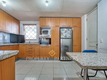 Venta de amplia casa con 4D 3B en 3 pisos, Peñalolén