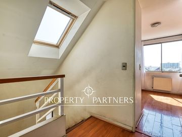 Venta de amplia casa con 4D 3B en 3 pisos, Peñalolén