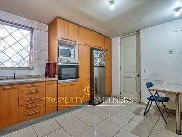 Venta de amplia casa con 4D 3B en 3 pisos, Peñalolén
