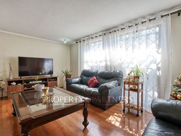 Venta de amplia casa con 4D 3B en 3 pisos, Peñalolén