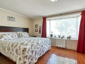 Venta de amplia casa con 4D 3B en 3 pisos, Peñalolén