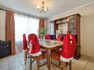 Venta de amplia casa con 4D 3B en 3 pisos, Peñalolén