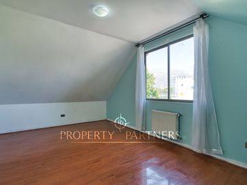 Venta de amplia casa con 4D 3B en 3 pisos, Peñalolén