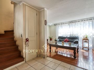 Venta de amplia casa con 4D 3B en 3 pisos, Peñalolén