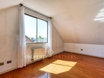 Venta de amplia casa con 4D 3B en 3 pisos, Peñalolén