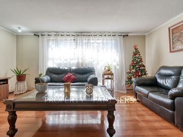 Venta de amplia casa con 4D 3B en 3 pisos, Peñalolén