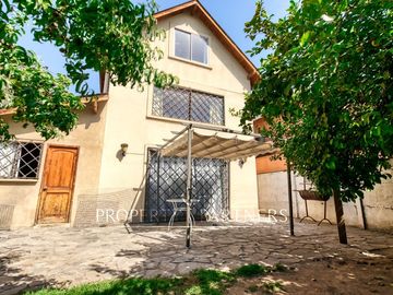 Venta de amplia casa con 4D 3B en 3 pisos, Peñalolén