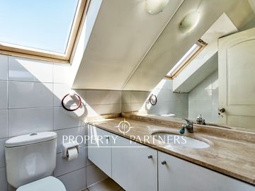 Venta de amplia casa con 4D 3B en 3 pisos, Peñalolén
