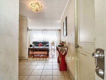 Venta de amplia casa con 4D 3B en 3 pisos, Peñalolén