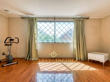 Venta de amplia casa con 4D 3B en 3 pisos, Peñalolén