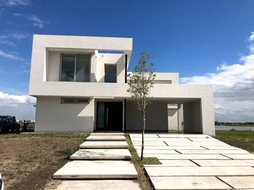 Casa 4 Dorm en Muelles - Puertos del Lago