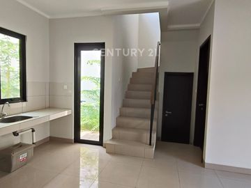 Rumah 2 Lantai Ada Taman Di Summarecon Crown Gading Cluster Regia
