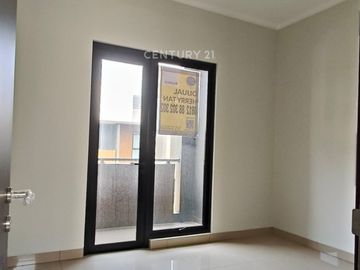 Rumah 2 Lantai Ada Taman Di Summarecon Crown Gading Cluster Regia