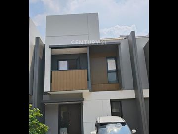 Rumah 2 Lantai Ada Taman Di Summarecon Crown Gading Cluster Regia