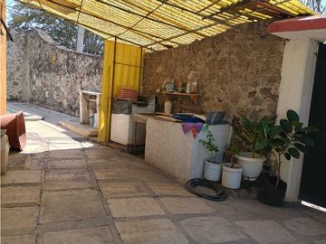 CASA EN VENTA EN ESQUINA CERCA DE FLORES MAGON CUERNAVACA