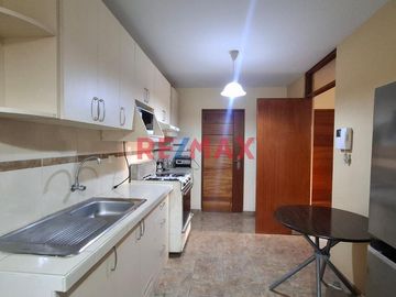 🌟 ¡OPORTUNIDAD ÚNICA EN CHICLAYO! 🌟

Descubre la comodidad y la modernidad en este hermoso departamento flat, perfectamente ubicado en Av. Grau 1078