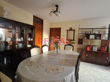 🌟 ¡OPORTUNIDAD ÚNICA EN CHICLAYO! 🌟

Descubre la comodidad y la modernidad en este hermoso departamento flat, perfectamente ubicado en Av. Grau 1078