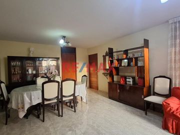 🌟 ¡OPORTUNIDAD ÚNICA EN CHICLAYO! 🌟

Descubre la comodidad y la modernidad en este hermoso departamento flat, perfectamente ubicado en Av. Grau 1078