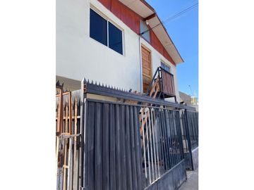 VENTA DE CASA AMPLIA  A PASOS DE HOSPITAL DE IQUIQUE - 12 HABITACIONES