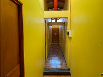 VENTA DE CASA AMPLIA  A PASOS DE HOSPITAL DE IQUIQUE - 12 HABITACIONES