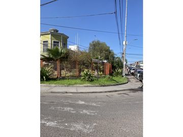 VENTA DE CASA AMPLIA  A PASOS DE HOSPITAL DE IQUIQUE - 12 HABITACIONES