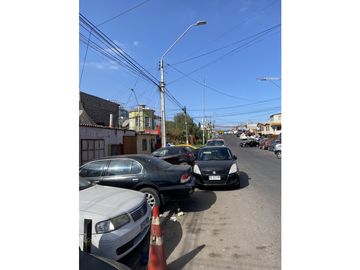 VENTA DE CASA AMPLIA  A PASOS DE HOSPITAL DE IQUIQUE - 12 HABITACIONES