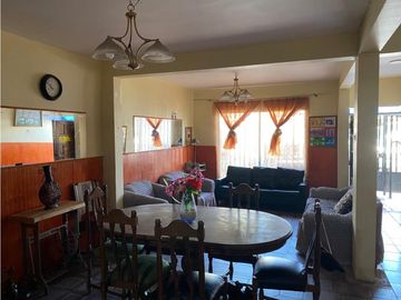 VENTA DE CASA AMPLIA  A PASOS DE HOSPITAL DE IQUIQUE - 12 HABITACIONES