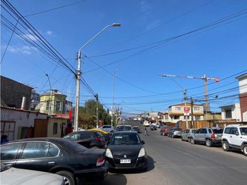 VENTA DE CASA AMPLIA  A PASOS DE HOSPITAL DE IQUIQUE - 12 HABITACIONES