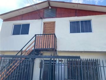 VENTA DE CASA AMPLIA  A PASOS DE HOSPITAL DE IQUIQUE - 12 HABITACIONES