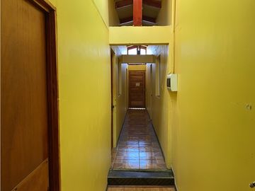 VENTA DE CASA AMPLIA  A PASOS DE HOSPITAL DE IQUIQUE - 12 HABITACIONES