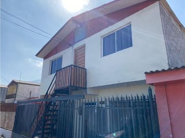 VENTA DE CASA AMPLIA  A PASOS DE HOSPITAL DE IQUIQUE - 12 HABITACIONES