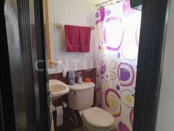 VENDO CASA  DE TRES PISOS CON APARTAMENTOS INDEPENDIENTES EN SALOMIA