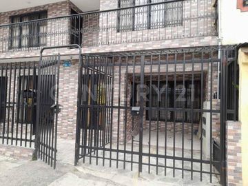 VENDO CASA  DE TRES PISOS CON APARTAMENTOS INDEPENDIENTES EN SALOMIA