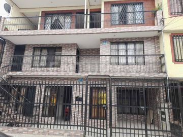 VENDO CASA  DE TRES PISOS CON APARTAMENTOS INDEPENDIENTES EN SALOMIA