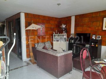 VENDO CASA  DE TRES PISOS CON APARTAMENTOS INDEPENDIENTES EN SALOMIA