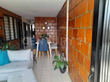 VENDO CASA  DE TRES PISOS CON APARTAMENTOS INDEPENDIENTES EN SALOMIA