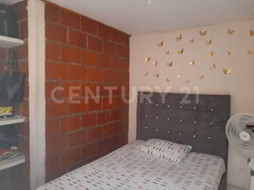 VENDO CASA  DE TRES PISOS CON APARTAMENTOS INDEPENDIENTES EN SALOMIA