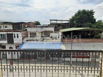 VENDO CASA  DE TRES PISOS CON APARTAMENTOS INDEPENDIENTES EN SALOMIA
