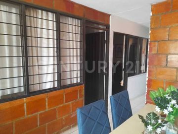 VENDO CASA  DE TRES PISOS CON APARTAMENTOS INDEPENDIENTES EN SALOMIA