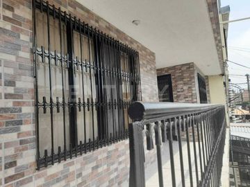 VENDO CASA  DE TRES PISOS CON APARTAMENTOS INDEPENDIENTES EN SALOMIA