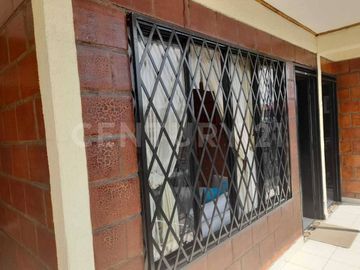 VENDO CASA  DE TRES PISOS CON APARTAMENTOS INDEPENDIENTES EN SALOMIA