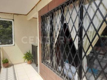 VENDO CASA  DE TRES PISOS CON APARTAMENTOS INDEPENDIENTES EN SALOMIA