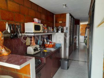 VENDO CASA  DE TRES PISOS CON APARTAMENTOS INDEPENDIENTES EN SALOMIA