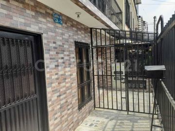 VENDO CASA  DE TRES PISOS CON APARTAMENTOS INDEPENDIENTES EN SALOMIA