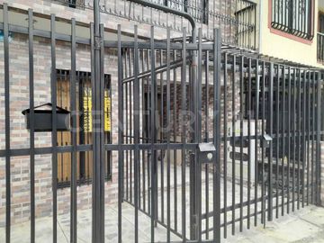 VENDO CASA  DE TRES PISOS CON APARTAMENTOS INDEPENDIENTES EN SALOMIA