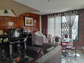 VENDO CASA  DE TRES PISOS CON APARTAMENTOS INDEPENDIENTES EN SALOMIA