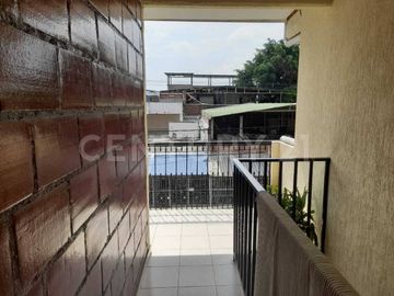 VENDO CASA  DE TRES PISOS CON APARTAMENTOS INDEPENDIENTES EN SALOMIA