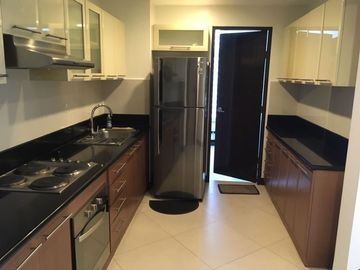 Spacious 2brw PS Fully Furnish Condo in Makati One Central Condo Salcedo Village