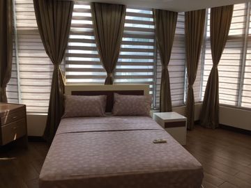 Spacious 2brw PS Fully Furnish Condo in Makati One Central Condo Salcedo Village